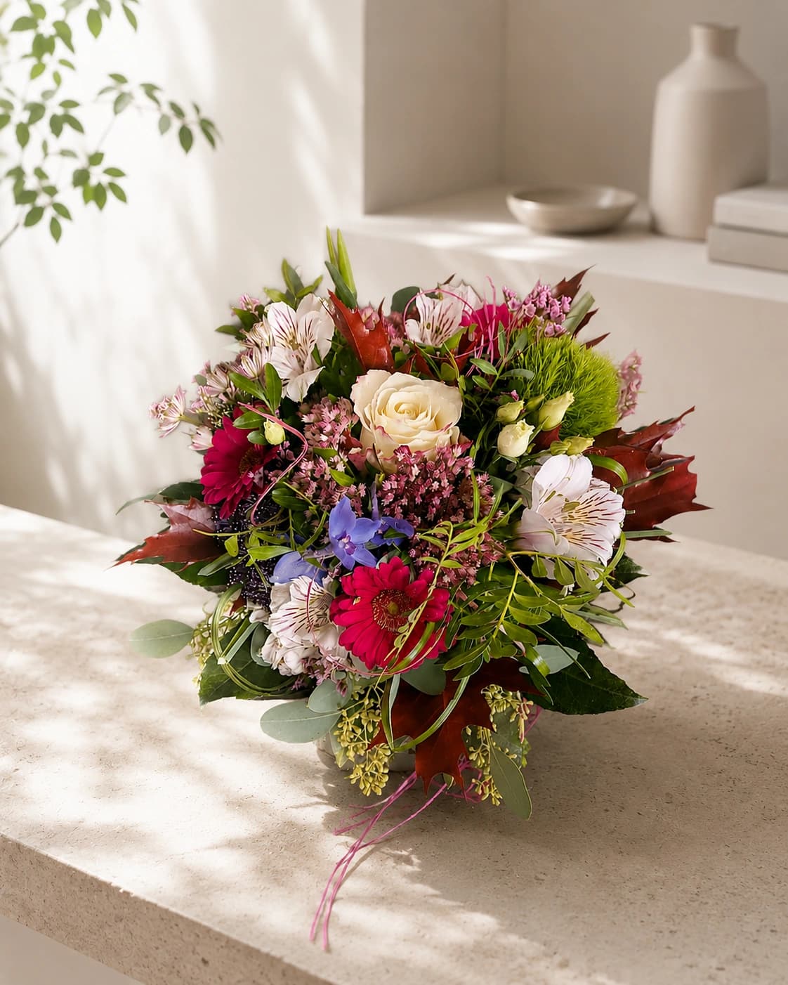 Klassisch Rot: Rote Rosen, Creme und ein Hauch Blau — Pusteblume Halle