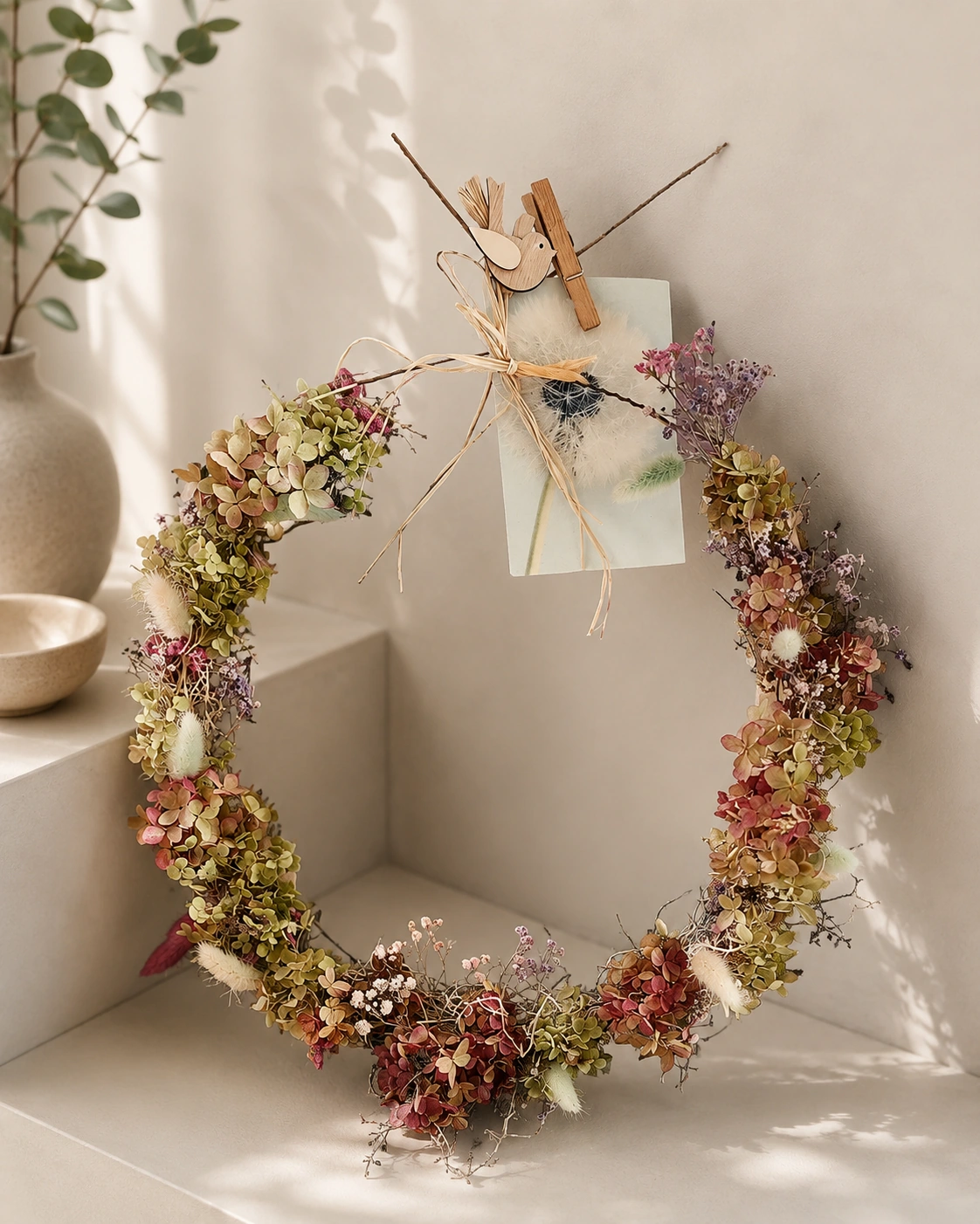 Detail von Pampasgras und Trockenblumen in warmem Licht